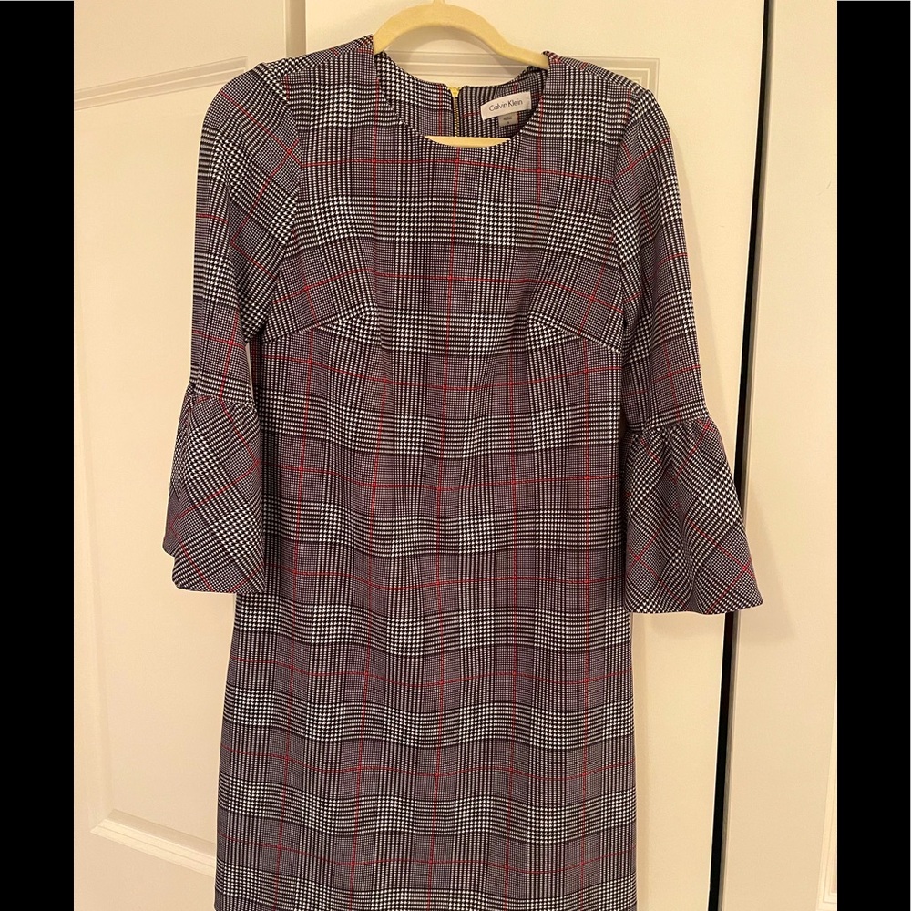 Calvin Klein shift dress. Bell sleeves. Size 6. Red accent print